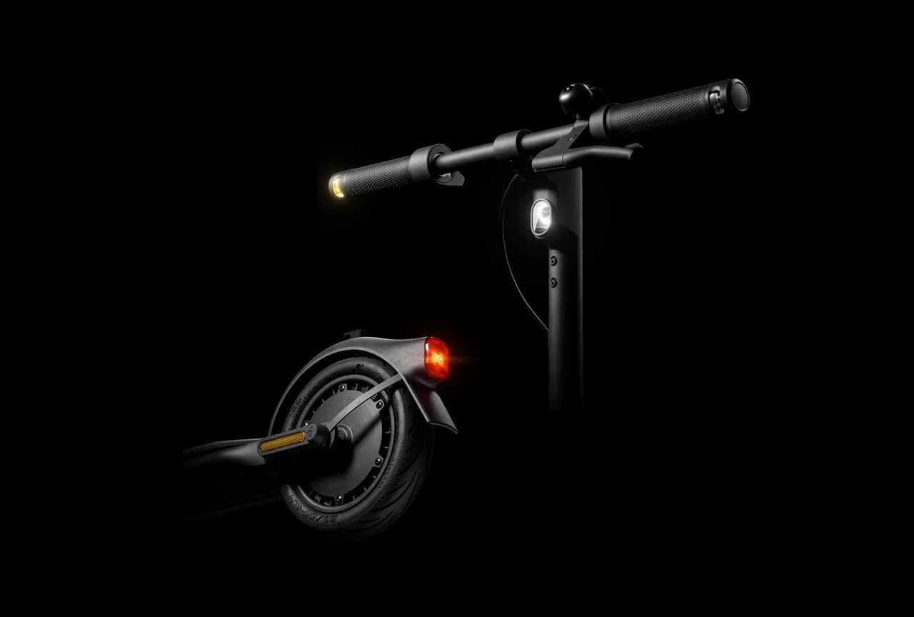 Segway Ninebot KickScooter F2 II trong ảnh chính thức.