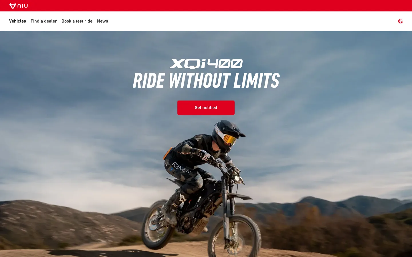 The NIU XQi 400 page at global.niu.com, showing the street-legal and off-road speed figures side by side.