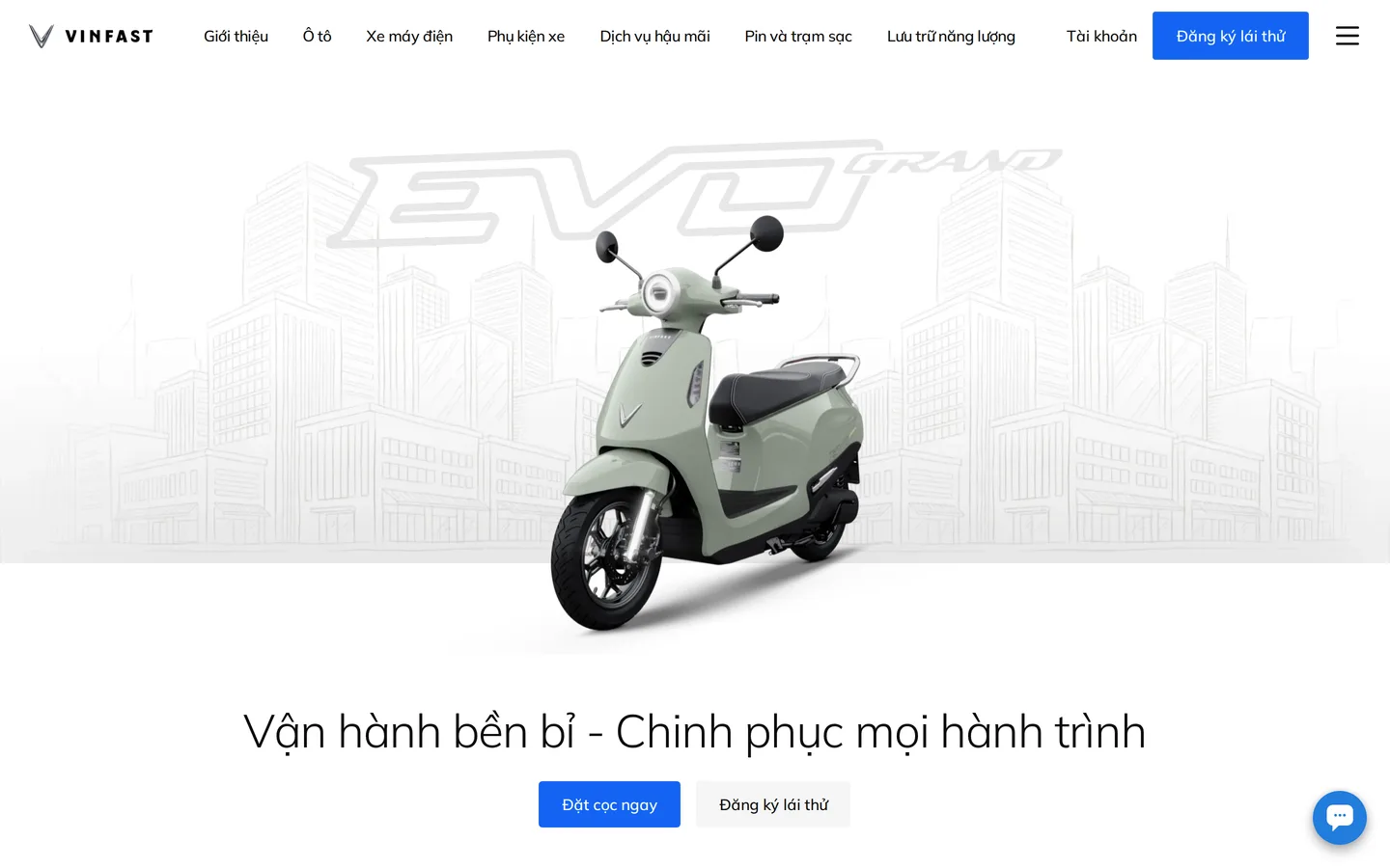 Trang sản phẩm Evo Grand trên vinfastauto.com: bốn con số lớn đặt ngay đầu trang, trong đó 262 km có một dấu sao.